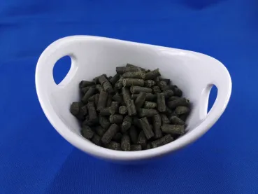 Hiro Karashimas Garnelenfutter in 4mm Größe in einer Schale als Weichfutter und Premiumfutter